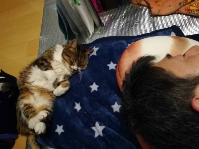 寝る時も夫の近くで…（和香子さん提供）