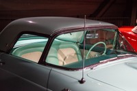 ボディカラーと合わせられたサンダーバードの内装。この特別感、これで出かけるドライブはきっとものすごくスペシャルな体験に違いない