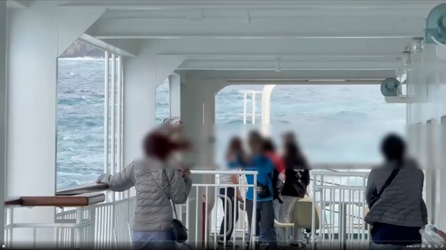 吹き荒れる風と波、「おがさわら丸」から見る前方の波に注目（画像提供：白衣鉄道さん）