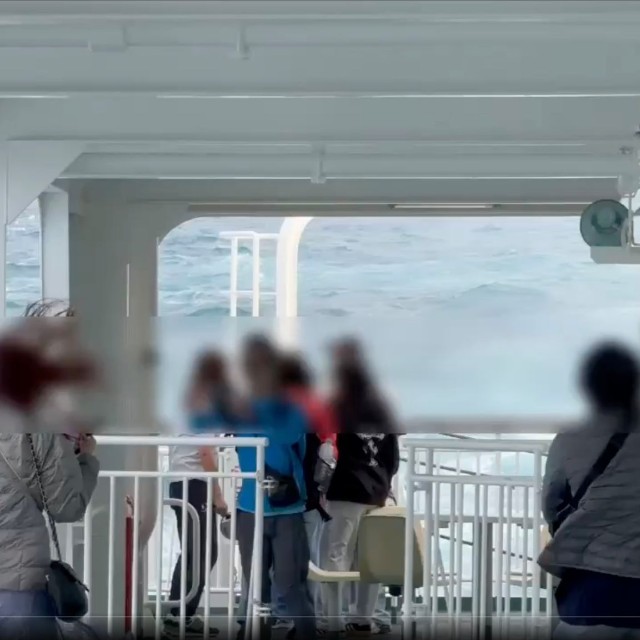 吹き荒れる風と波、「おがさわら丸」から見る前方の波に注目（画像提供：白衣鉄道さん）