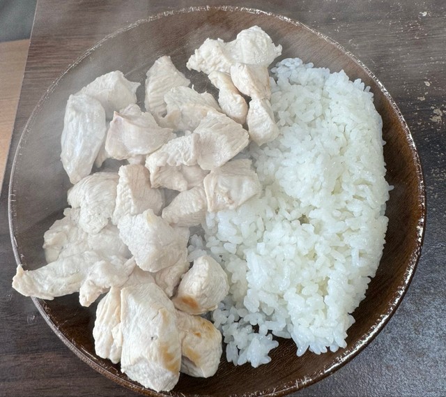 「鶏むね肉300g白米150g」／マサキさん（@japanmasaki10）提供