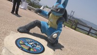 はどうポケモンの「ルカリオ」と設置されたマンホールの蓋