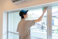 夏休みにアルバイトを頑張る高校生※画像はイメージです（oka/stock.adobe.com）