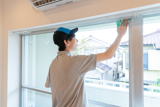 夏休みにアルバイトを頑張る高校生※画像はイメージです（oka/stock.adobe.com）