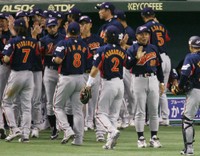 選手を出迎える侍ジャパン・王監督(右)