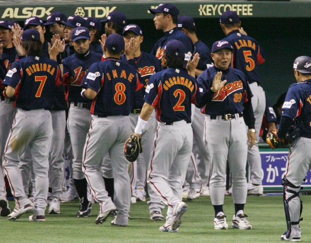 選手を出迎える侍ジャパン・王監督(右)