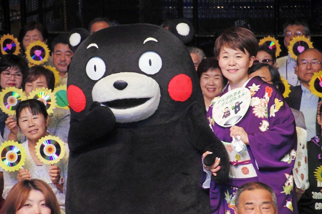 くまモンと共演した島津亜矢＝2016年8月29日撮影
