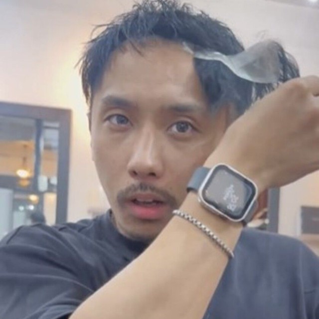 ウィッグは粘着式／かつらニキ（ノゾエタカシ）さん（@katsuraniki）提供