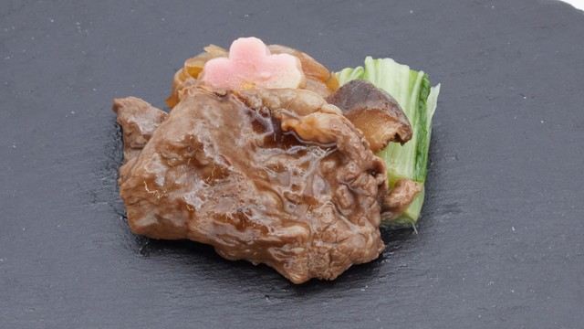 2マス目 亀岡牛の赤ワインすき焼き仕立て(東かがわ市)