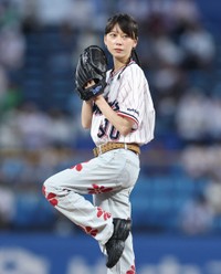 マウンドで構える佐藤菫(SUMIRE)＝神宮