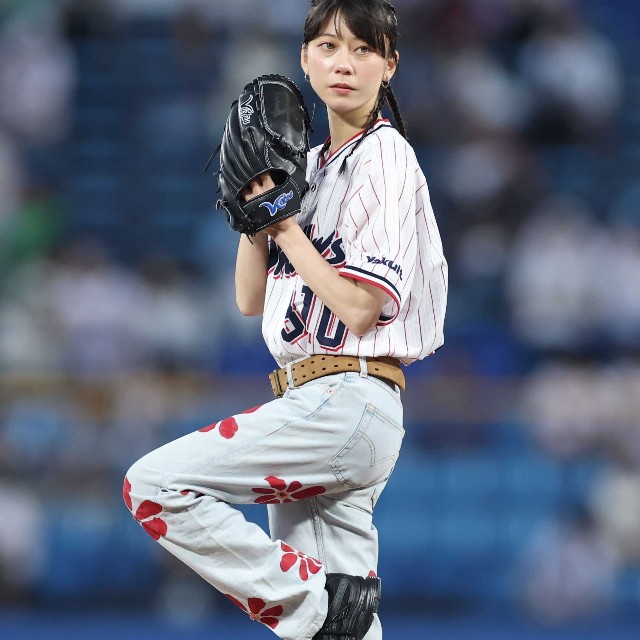マウンドで構える佐藤菫(SUMIRE)＝神宮