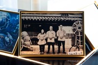 セピア色の古ぼけた写真と思いきや、令和4年7月。こういったユニークな社風も