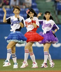 （左から）高城亜樹、柏木由紀、倉持明日香＝2010年