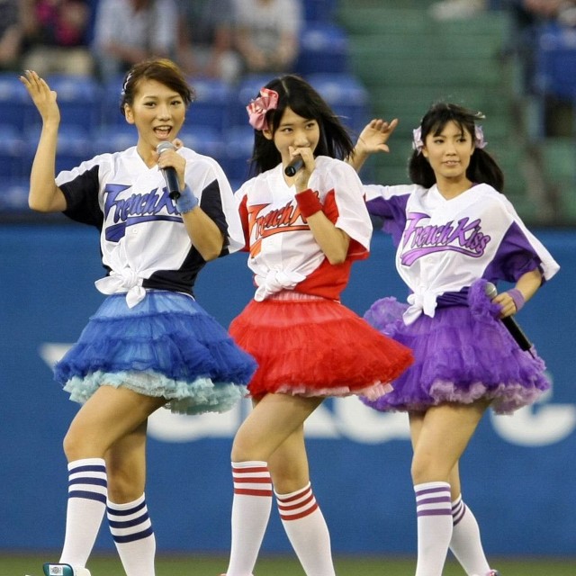 （左から）高城亜樹、柏木由紀、倉持明日香＝2010年