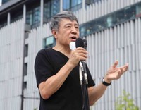 参院選公示後初めて街頭に立った世良公則＝大阪市