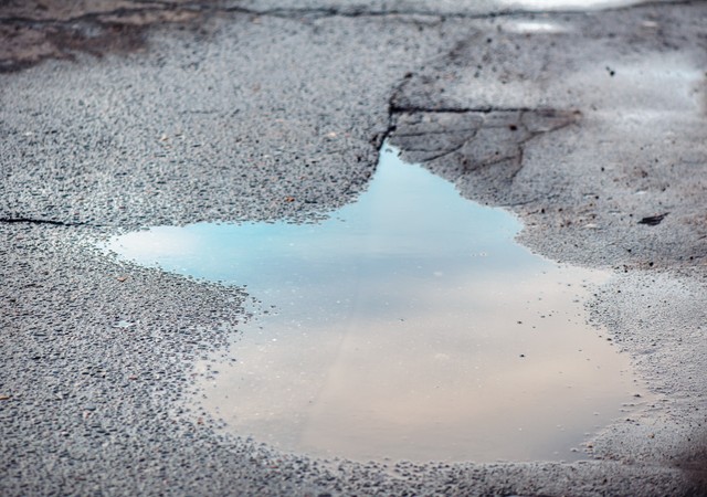 アスファルトに溜まった大量の水※画像はイメージです（Leonardovich/stock.adobe.com）