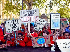 地球温暖化と闘う17歳、「気候変動」の向こうに見据える巨大な問題とは