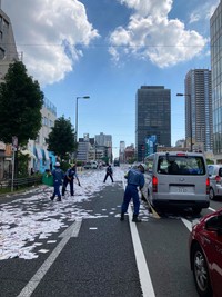 カレンダーを片付ける警察官たち（やなさん提供）