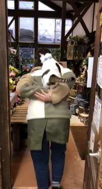 おんぶしてもらってお店の中をぐるぐる回ります！（画像提供：こもぎぎさん、動画よりキャプチャ）