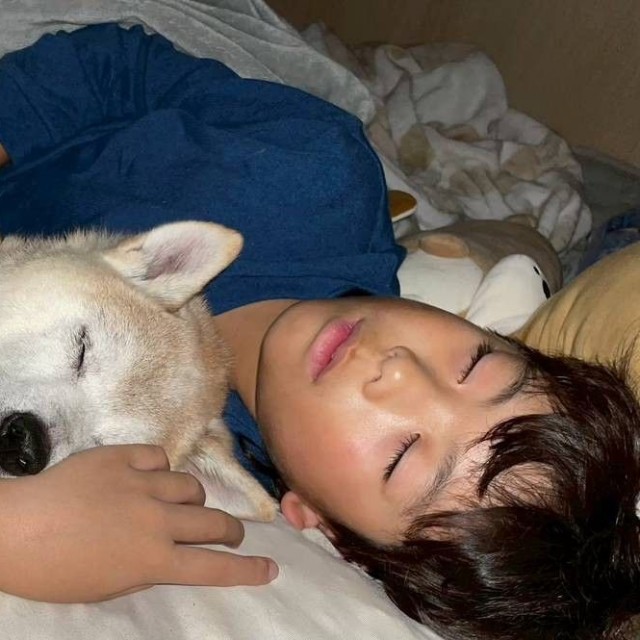 ふたりは、いつも一緒に寝ていました（パパさん提供）