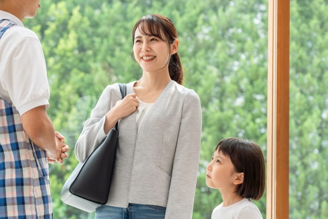 園へ子どもを迎えに来た母親 ※画像はイメージです（polkadot/stock.adobe.com）