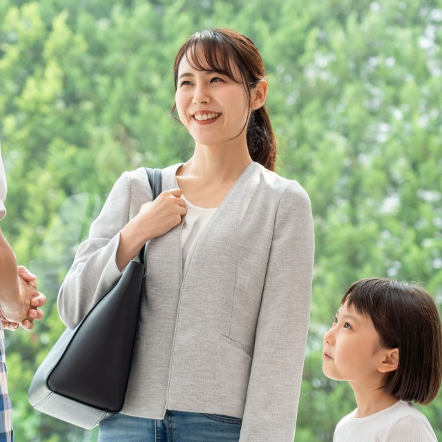 園へ子どもを迎えに来た母親 ※画像はイメージです（polkadot/stock.adobe.com）