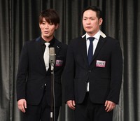 お笑いコンビ「アイロンヘッド」の辻井亮平さん（左）と相方のナポリさん
