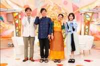 (左から)MCの藤井隆、今秋の新婚さん、井上咲楽＝「新婚さんいらっしゃい！」ⓒABCテレビ