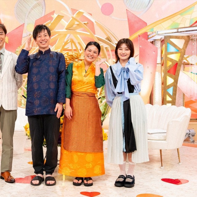 (左から)MCの藤井隆、今秋の新婚さん、井上咲楽＝「新婚さんいらっしゃい！」ⓒABCテレビ