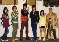 （左から）高梨臨、鈴木勝吾、松坂桃李、相葉弘樹、森田涼花、伊吹吾郎＝2009年
