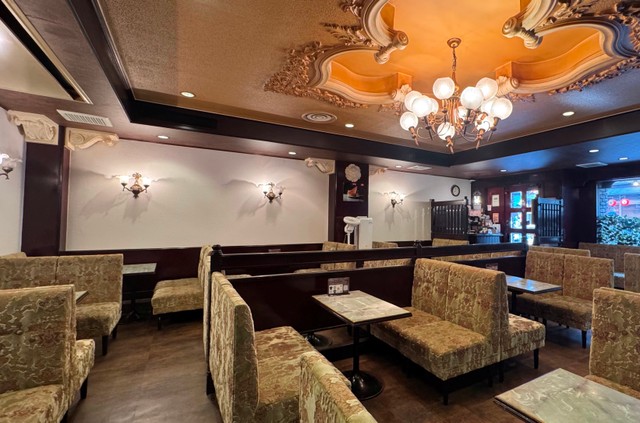 クラシックな内装が魅力的な純喫茶（「喫茶 王城」のXより）