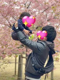 妻が撮った「桜の下の映え写真」（※フィルター加工なしバージョン）（画像提供：もみじさん @akkaagnue）