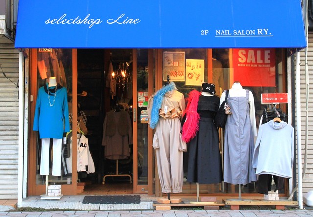 店主が自身で仕入れた洋服が並ぶセレクトショップ「Line」。