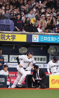 勢いよくベンチから飛び出す大谷翔平＝2日、京セラドーム大阪