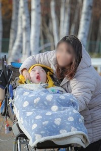 息子・こうちゃん（左）と母親の由梨さん