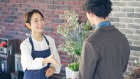 人と関わるおすすめの仕事で最も多かったのは「小売・販売系」でした　※画像はイメージです（metamorworks/stock.adobe.com）