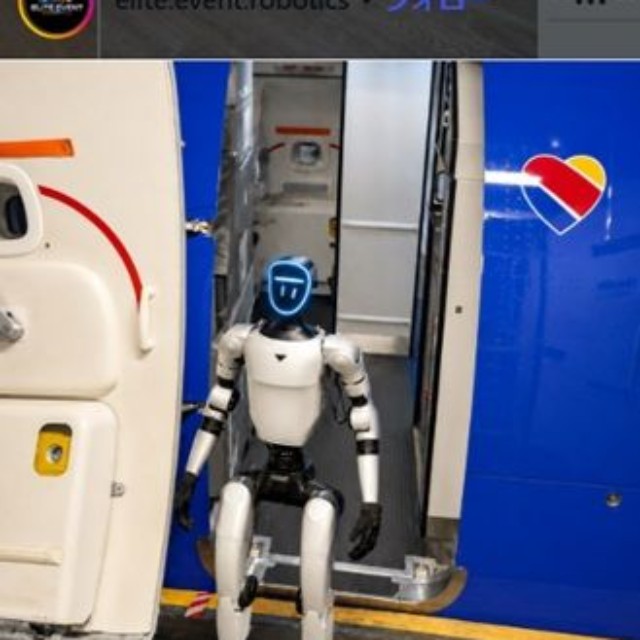 飛行機から降りてきたベボップ＝エリート・イベント・ロボティクス社のインスタグラム＠elite.event.roboticsより