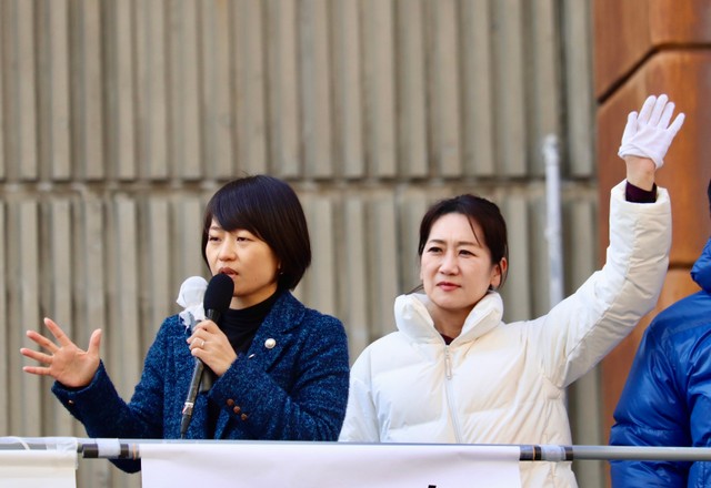 街頭演説する自民党の鈴木貴子広報本部長（左）と松川るい参院議員＝大阪府吹田市