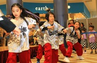 協賛店のダンススクールによるステージ披露も！
