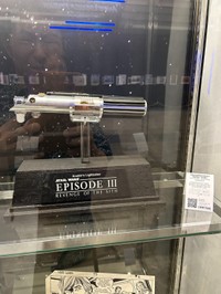 「スター・ウォーズ」エピソード３でアナキンが使ったライトセーバーのアップ用プロップ＝幕張メッセ