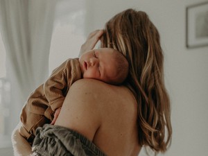 形だけの制度、女性主体という変わらぬ空気。我が子を抱き一人泣いた