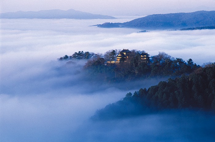 雲海に浮かぶ備中松山城（写真提供・高梁市観光協会）