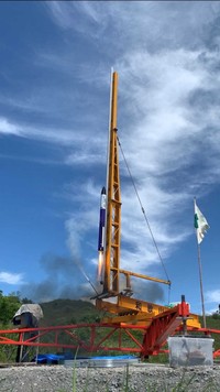 昨年５月に打ち上げたハイブリッドロケット（和歌山県加太市）＝ＤＥＲＣロケットサークル提供
