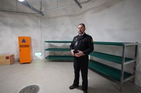 ヘルシンキ市中心部メリハカ地区のシェルターを案内する市の危機対策担当官トミー・ラスクさん。後ろにあるのは3段ベッド＝2023年5月31日、荒ちひろ撮影