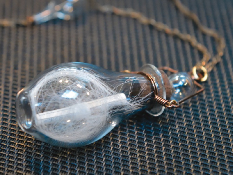 売れっ子作家だけに出張も多い村山さん。もみじの毛を収めたペンダントは肌身離さず持ち歩いている