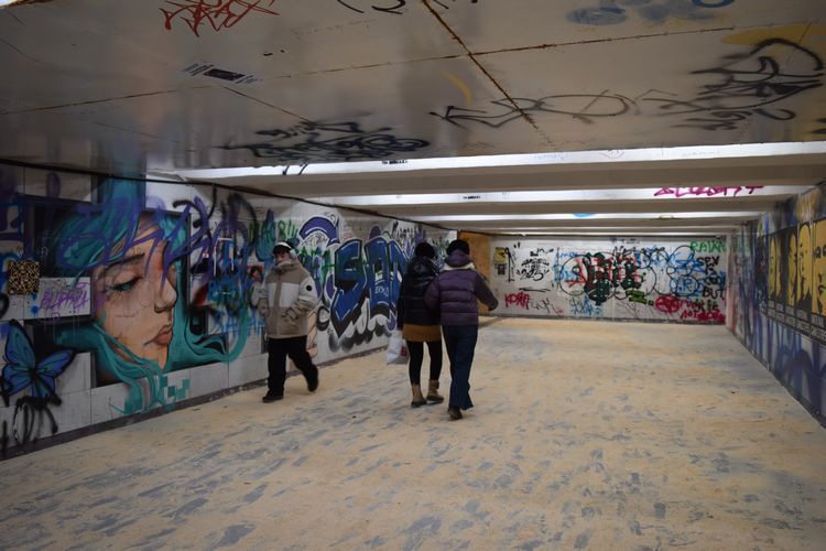 ウランバートル市内の地下通路に描かれたグラフィティ＝2025年11月26日、ウランバートル、中川竜児撮影
