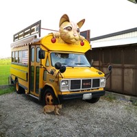 アメリカのスクールバスを改造して作ったキッチンカー。飼い猫の「トラ」ちゃんの顔を乗せました（金子さん提供）