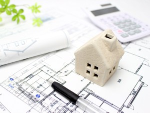 実家の建て替え費用はどれくらい？　お金がないときに使える補助金や贈与特例も解説