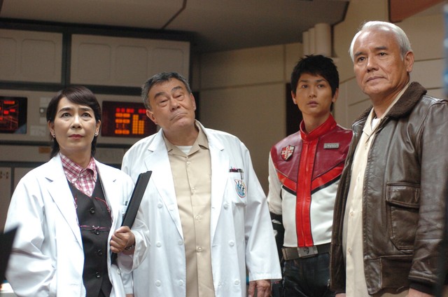 「ウルトラマンマックス」で共演した（左から）桜井浩子、二瓶正也、青山草太、黒部進。桜井、二瓶、黒部は科特隊の盟友©円谷プロ