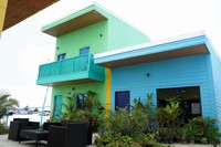 首都マレ近くの海に浮かぶ、「浮かぶ都市」計画のモデルハウス。2階建て住宅（左）と平屋＝2023年12月17日、モルディブ、荒ちひろ撮影